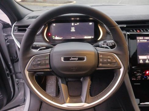 Used 2025 Jeep Grand Cherokee Laredo X w/ Luxury Tech Group I image 15