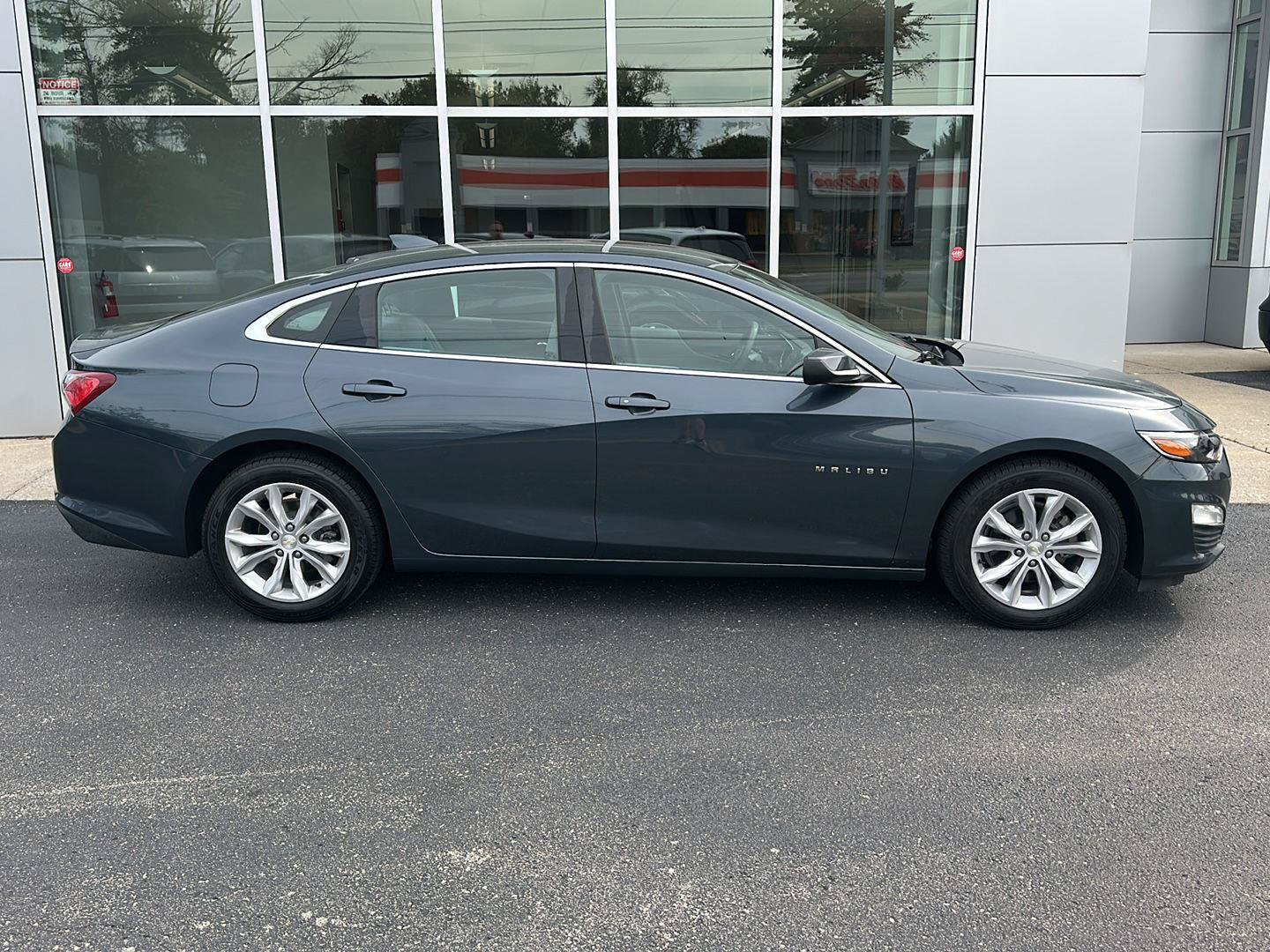 Used 2021 Chevrolet Malibu LT FWD image 2