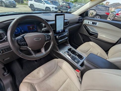 Used 2022 Ford Explorer Platinum w/ Equipment Group 601A AWD/4WD image 31