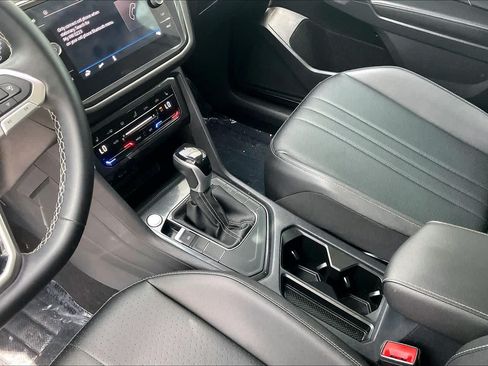 Used 2022 Volkswagen Tiguan SE w/ Panoramic Sunroof Package FWD image 17