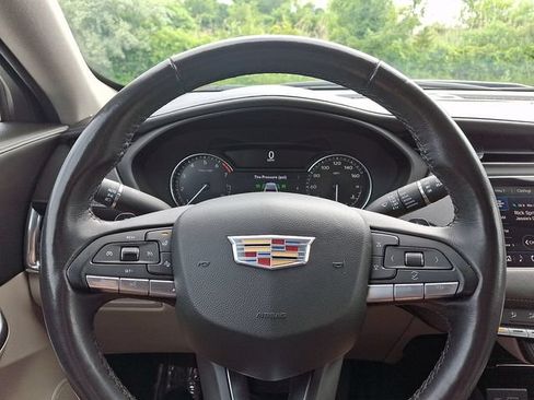 Used 2023 Cadillac XT4 Luxury w/ Cold Weather Package AWD/4WD image 18