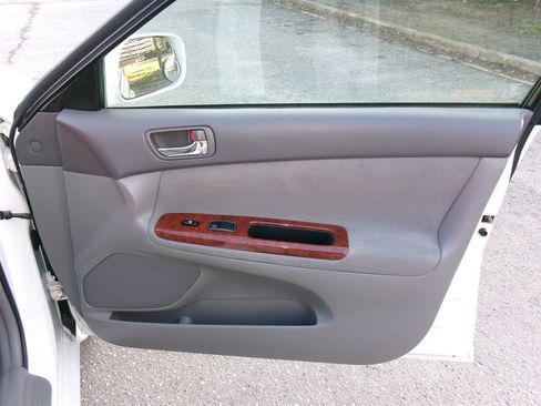 Used 2002 Toyota Camry XLE image 16