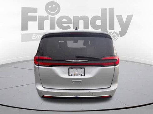 Used 2024 Chrysler Pacifica Touring-L image 6
