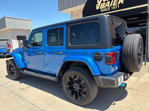 Used 2022 Jeep Wrangler Unlimited Sahara w/ Dual Top Group AWD/4WD image 10