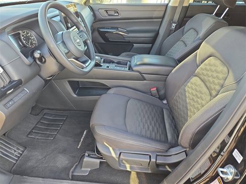 Used 2023 Nissan Pathfinder S image 12