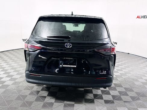 Used 2024 Toyota Sienna LE image 4