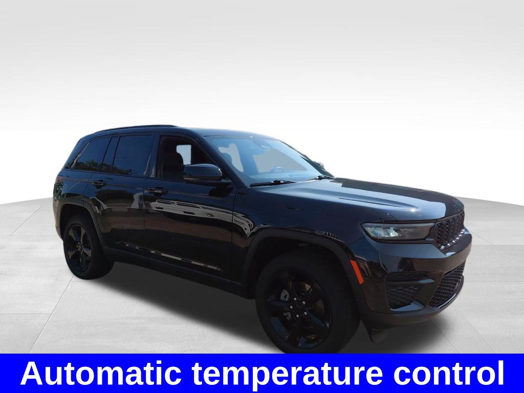 Used 2024 Jeep Grand Cherokee Altitude AWD/4WD image 5
