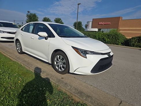 Used 2024 Toyota Corolla LE FWD image 2
