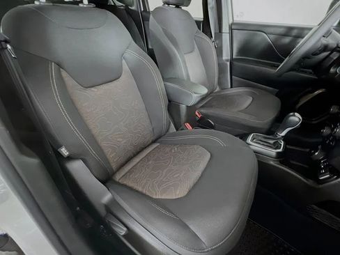 Used 2023 Jeep Renegade Latitude AWD/4WD image 27