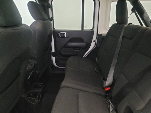 Used 2018 Jeep Wrangler Unlimited Sahara w/ Cold Weather Group image 18