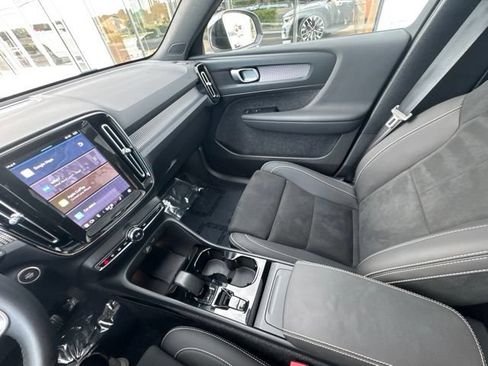 Used 2025 Volvo XC40 B5 Plus AWD/4WD image 22