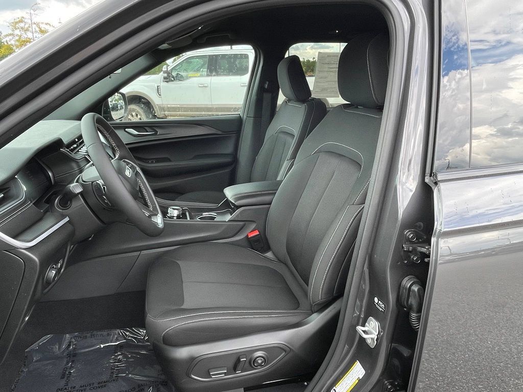 Used 2026 Jeep Grand Cherokee Laredo RWD image 3