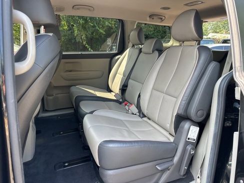 Used 2017 Kia Sedona LX w/ LX Essentials Premium Package image 10
