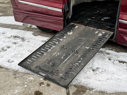 Used 2018 Chrysler Pacifica Touring-L image 2