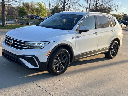 Certified 2023 Volkswagen Tiguan SE w/ Panoramic Sunroof Package image 5