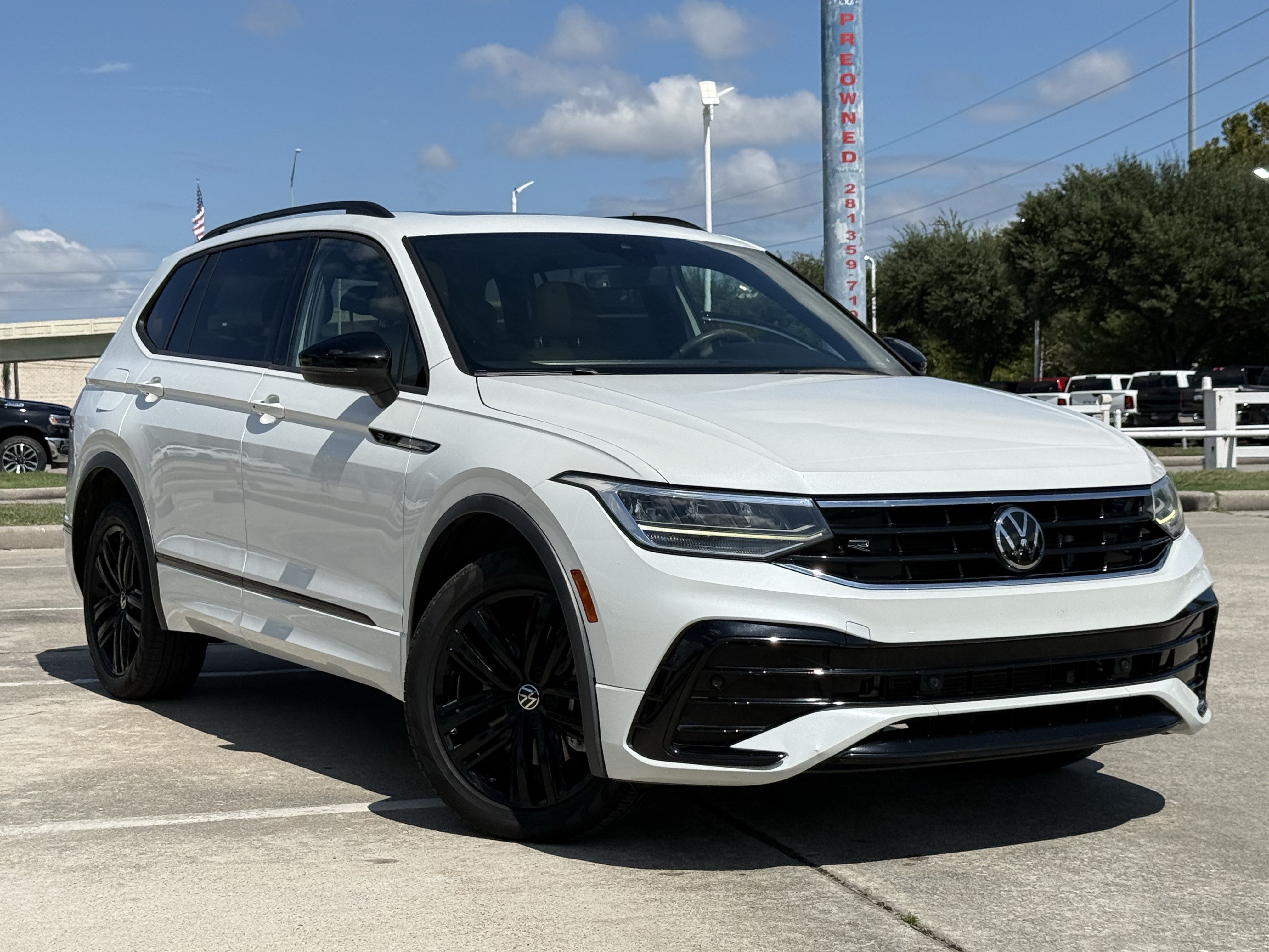Used 2022 Volkswagen Tiguan SE R-Line FWD image 2