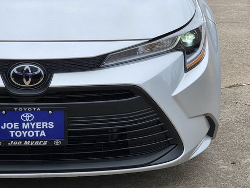 Used 2025 Toyota Corolla LE FWD image 4