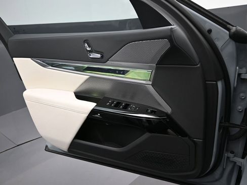 Used 2024 BMW 760i xDrive w/ Premium Package 2 image 13