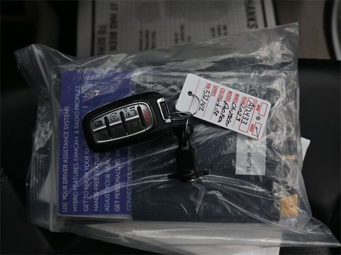 Used 2023 Chrysler Pacifica Touring-L image 14