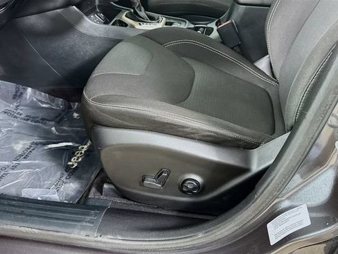 Used 2016 Jeep Cherokee Latitude w/ Comfort/Convenience Group FWD image 18