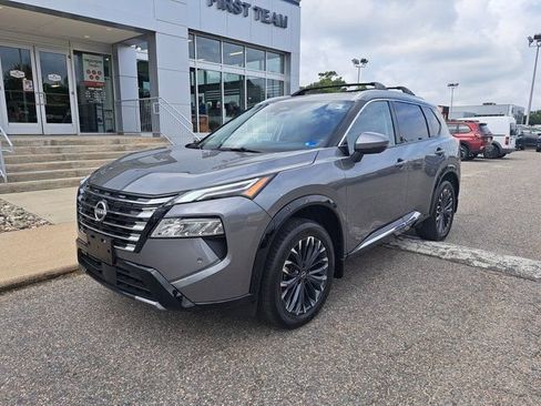 Used 2025 Nissan Rogue Platinum FWD image 2