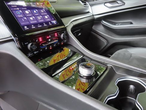 Certified 2024 Jeep Grand Cherokee Altitude image 18