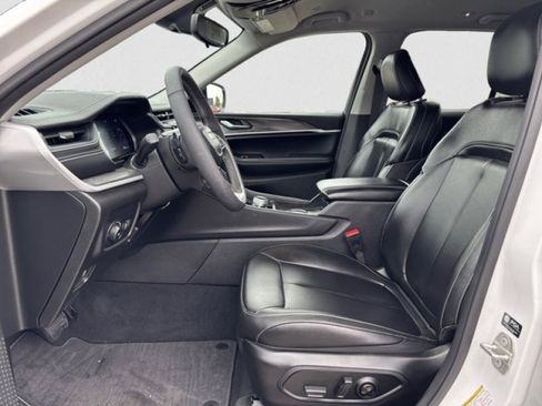 Used 2024 Jeep Grand Cherokee Limited w/ Black Appearance Package image 10