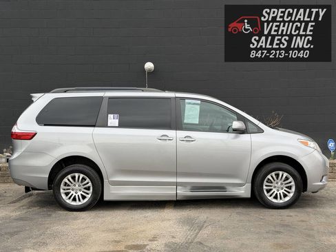 Used 2017 Toyota Sienna XLE image 7