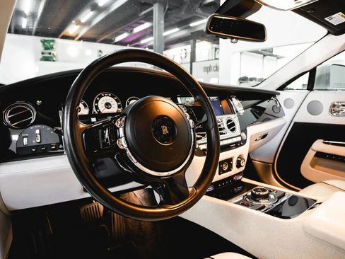 Used 2015 Rolls-Royce Wraith RWD image 29