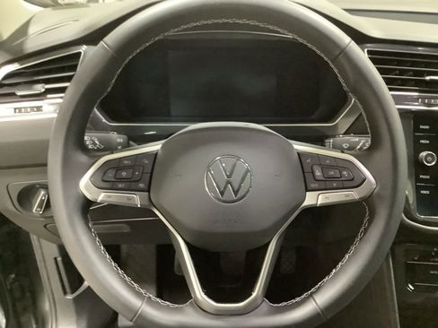Used 2022 Volkswagen Tiguan SE w/ Panoramic Sunroof Package image 12