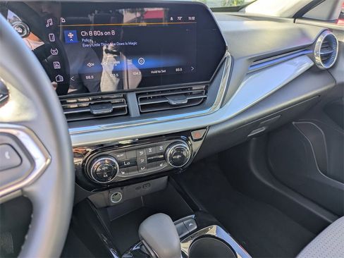 Used 2025 Chevrolet Trax LT w/ LT Convenience Package image 20