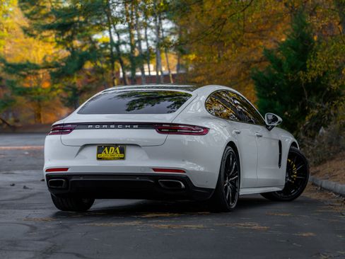 Used 2017 Porsche Panamera image 4