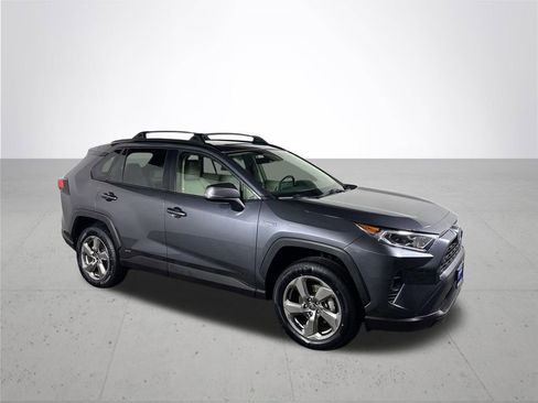 Used 2021 Toyota RAV4 XLE Premium image 4