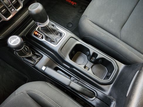 Used 2020 Jeep Gladiator Overland AWD/4WD image 22