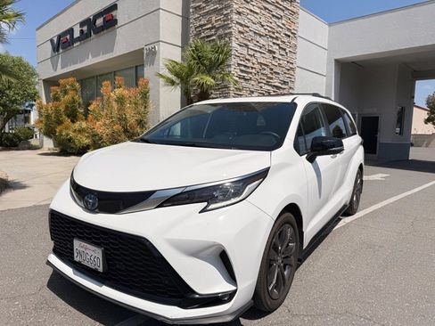 Used 2024 Toyota Sienna XSE w/ XSE Premium Package image 1