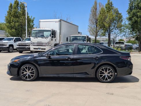 Used 2023 Toyota Camry SE FWD image 3