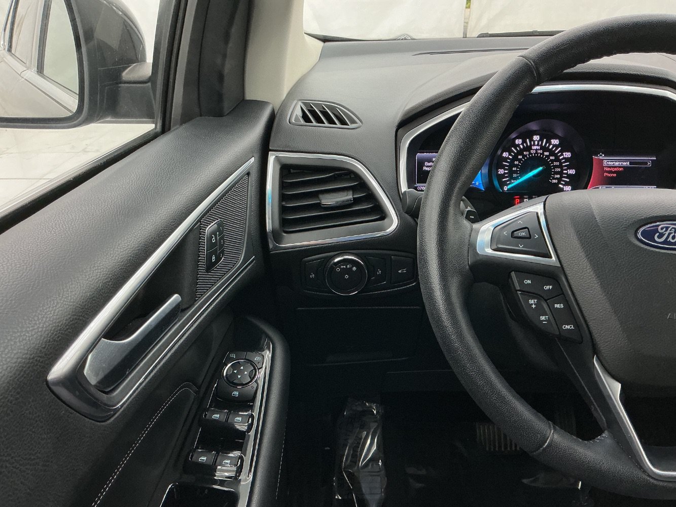 Used 2018 Ford Edge Titanium w/ Technology Package FWD image 32