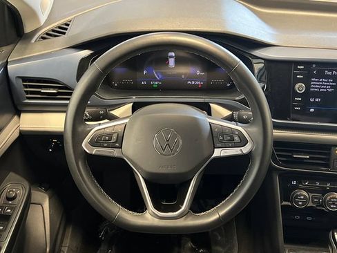 Certified 2024 Volkswagen Taos SE FWD image 19