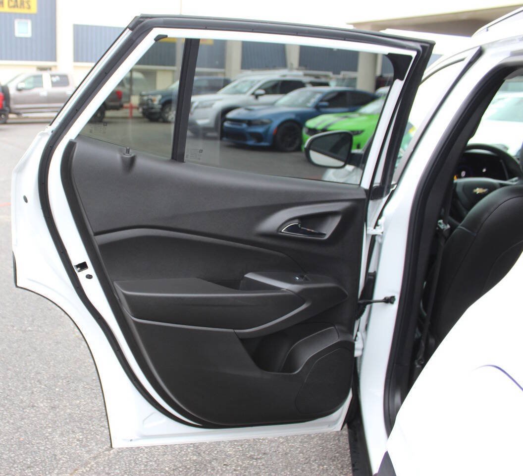 Used 2025 Chevrolet Trax LT FWD image 16