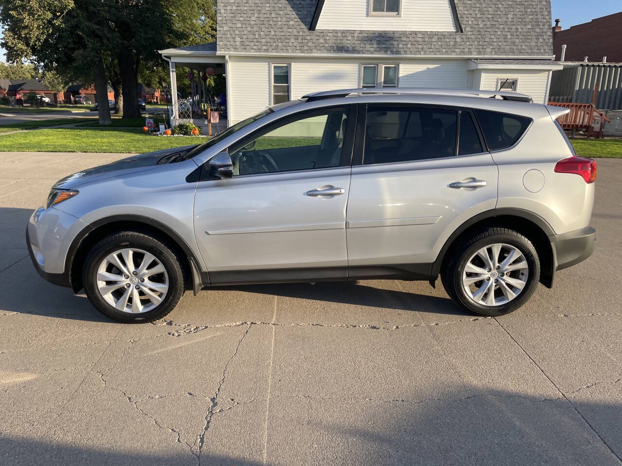Used 2013 Toyota RAV4 Limited AWD/4WD image 2