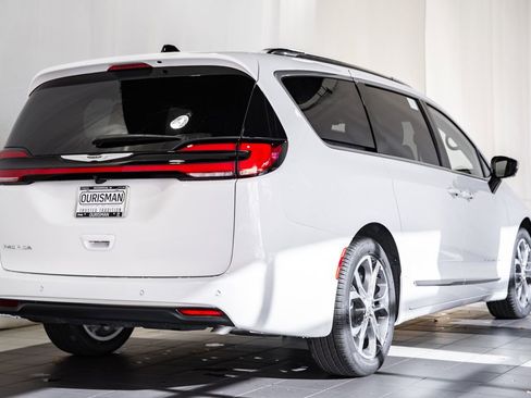 New 2026 Chrysler Pacifica Pinnacle image 4