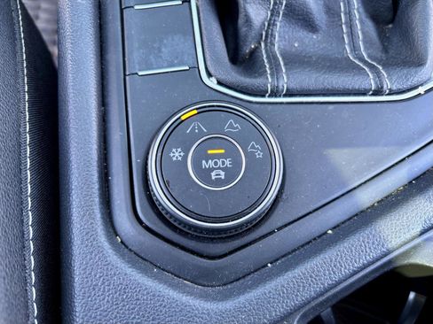 Used 2022 Volkswagen Taos SE image 19