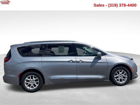 Used 2020 Chrysler Pacifica Touring-L FWD image 6