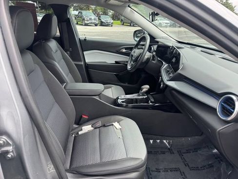 Used 2024 Chevrolet Trax LT w/ LT Convenience Package FWD image 17