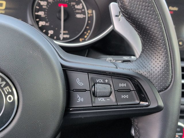 Used 2023 Alfa Romeo Giulia Veloce RWD image 28