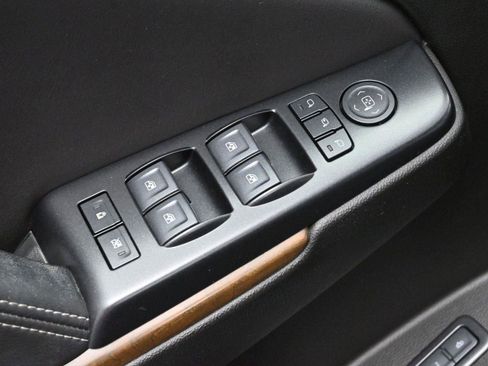 Used 2020 GMC Yukon Denali w/ Denali Premium Package image 15