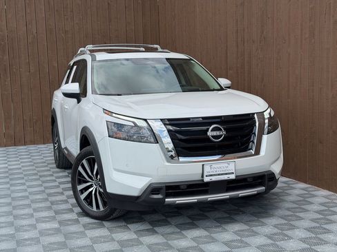 Used 2025 Nissan Pathfinder Platinum w/ Cargo Package FWD image 12