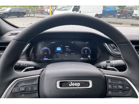 Used 2023 Jeep Grand Cherokee Altitude AWD/4WD image 20