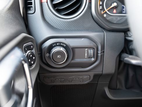 Used 2024 Jeep Wrangler Unlimited Rubicon w/ Technology Group AWD/4WD image 9