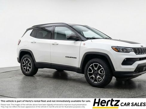Used 2025 Jeep Compass Trailhawk image 1
